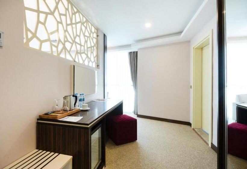 Deluxe Suite King Bed, Sky Tower