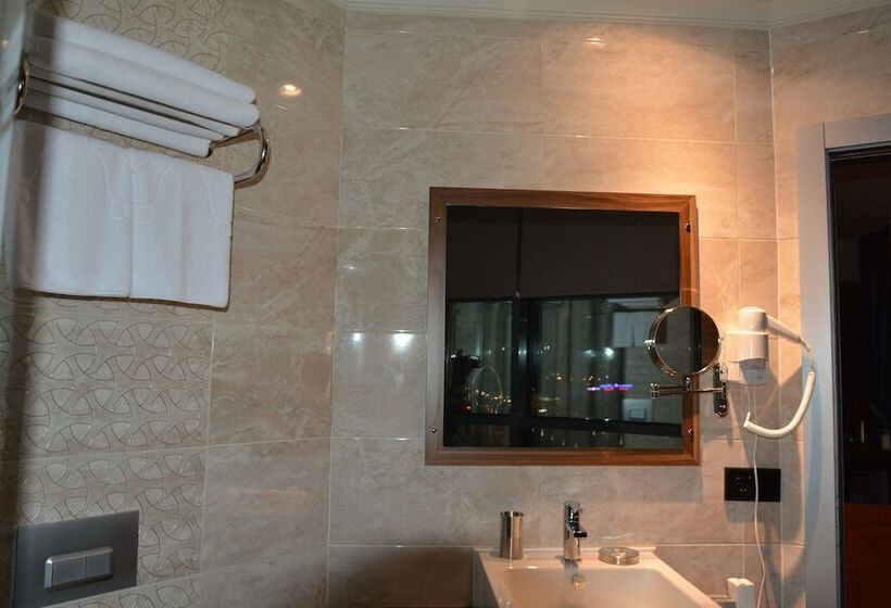 اتاق استاندارد با چشم‌انداز شهر, Sky Tower