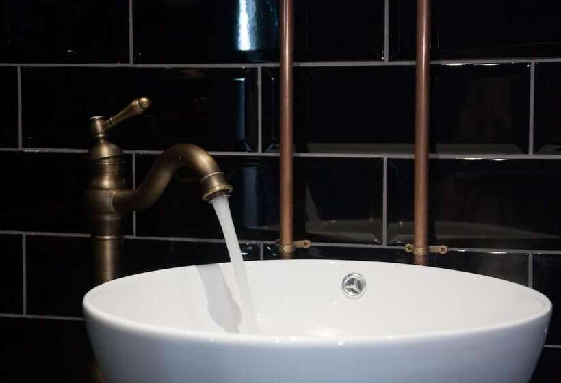 غرفة دور أخير, Arthouse