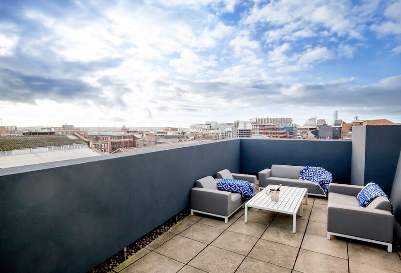 غرفة دور أخير, Arthouse