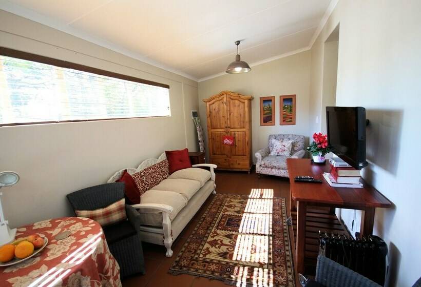 شقة غرفة واحدة, Stay 2 Live Groenkloof