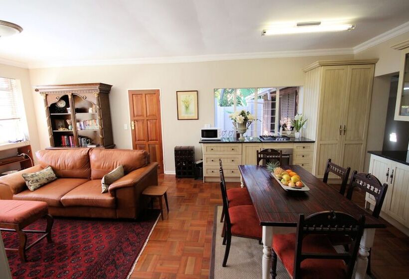 شقة غرفة واحدة, Stay 2 Live Groenkloof