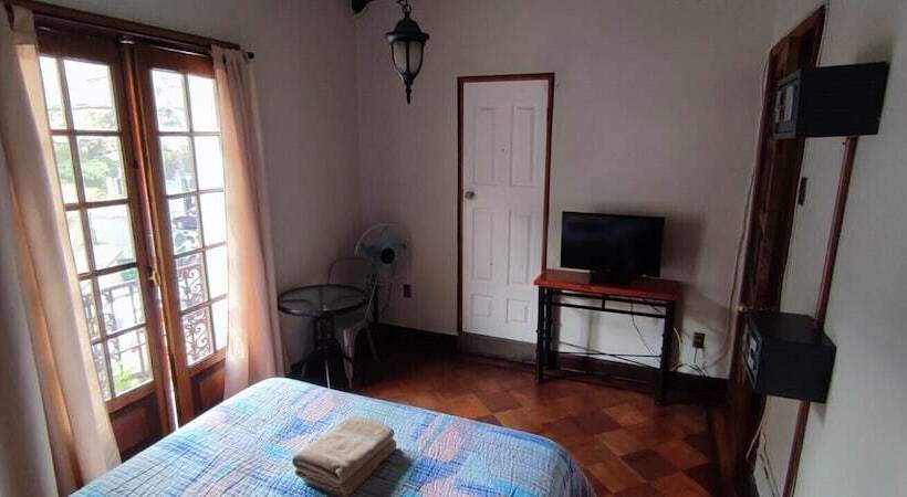 标准间带阳台, Aji Hostel