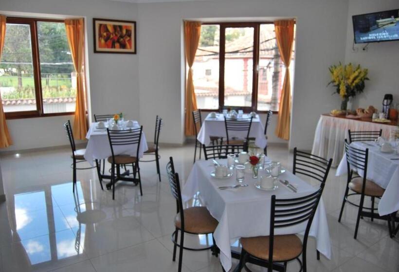 غرفة قياسية رباعية, Cusco House