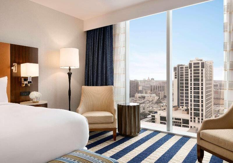 带大床的小型套房, Fairmont Austin