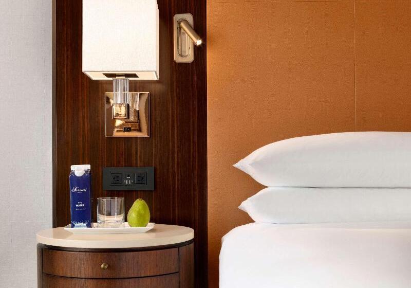 带大床的小型套房, Fairmont Austin