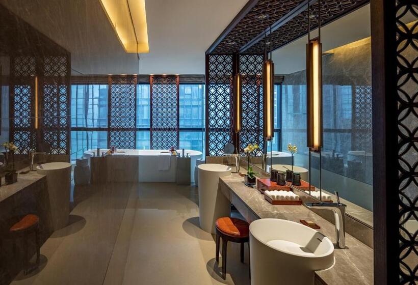 Номер Deluxe Кровать Кинг, Regent Chongqing Complimentary 1st Round Mini Bar Daily