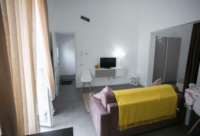 标准工作室带阳台, A Vucciria