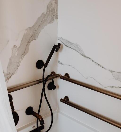 غرفة قياسية سرير كينج لذوى الإحتياجات الخاصة, Californian