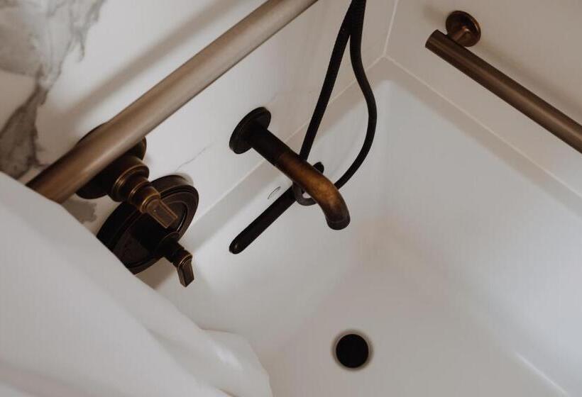 إستوديو قياسى سرير كينج, Californian