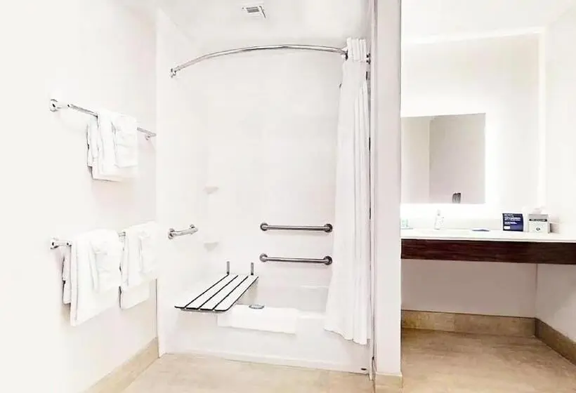 身障者適用キングサイズベッドルーム, Holiday Inn Express & Suites Chalmette New Orleans S, An Ihg