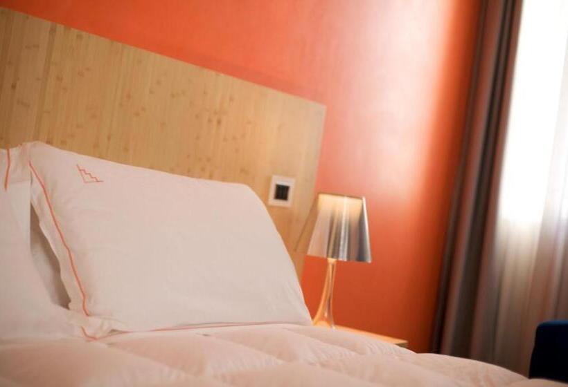 Standard Szoba, Intervallo