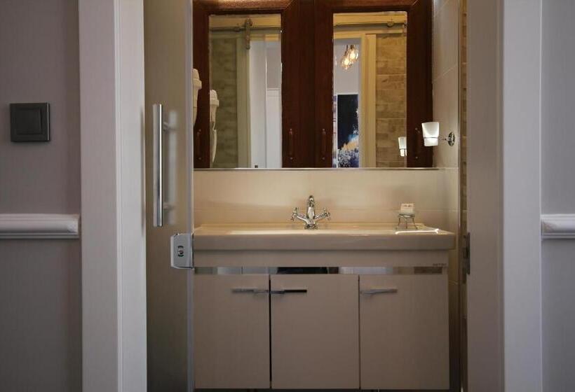 חדר סטנדרט לשלושה, Naumpasa Konagi