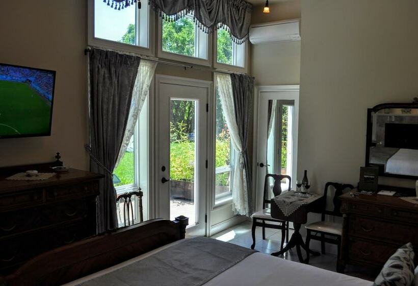 جناح, The River Belle Inn