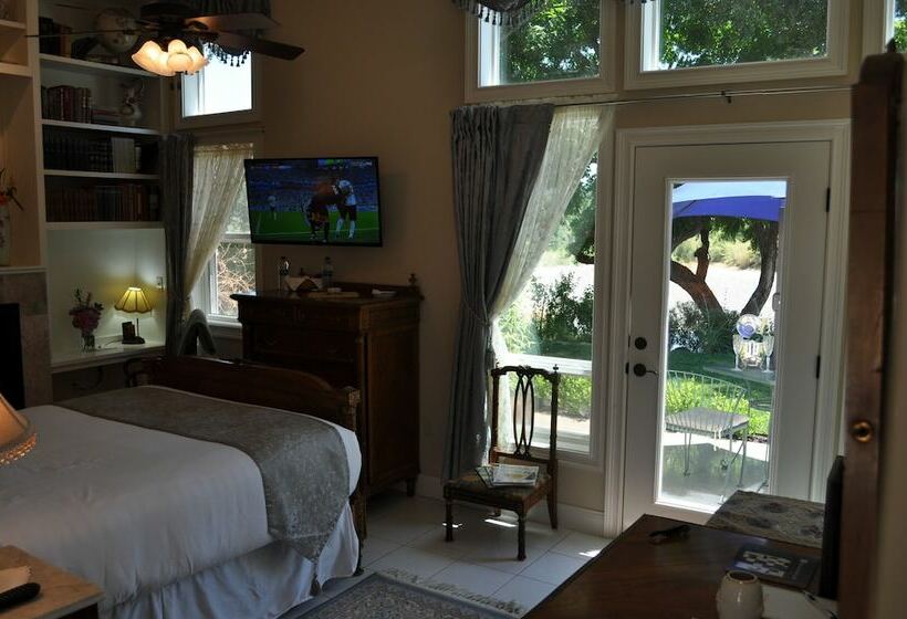 جناح, The River Belle Inn