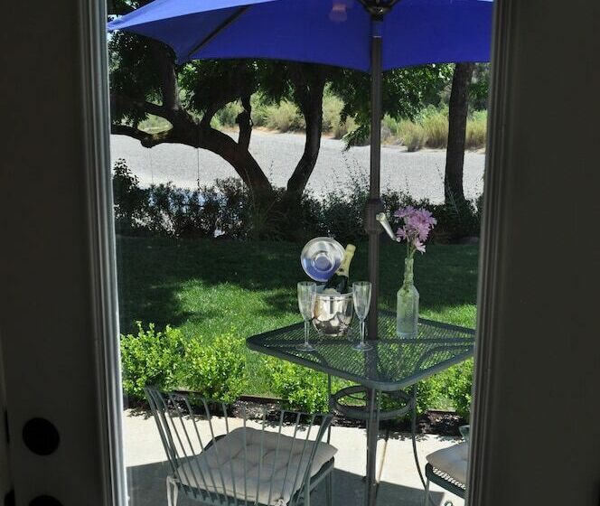 جناح, The River Belle Inn