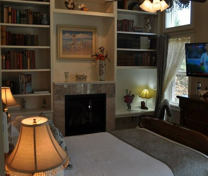 جناح, The River Belle Inn