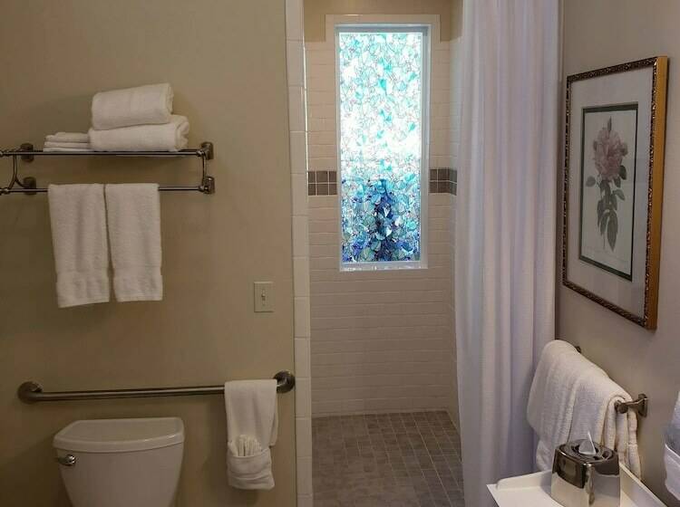 جناح, The River Belle Inn