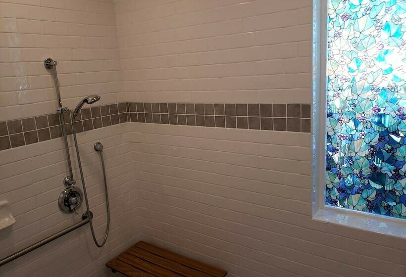 جناح, The River Belle Inn