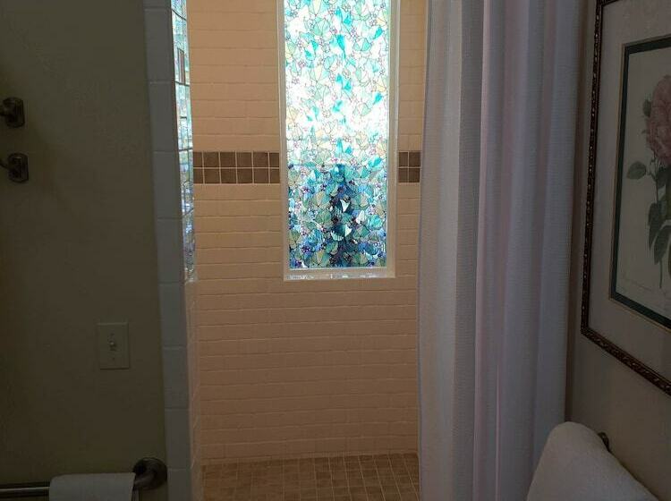 جناح, The River Belle Inn