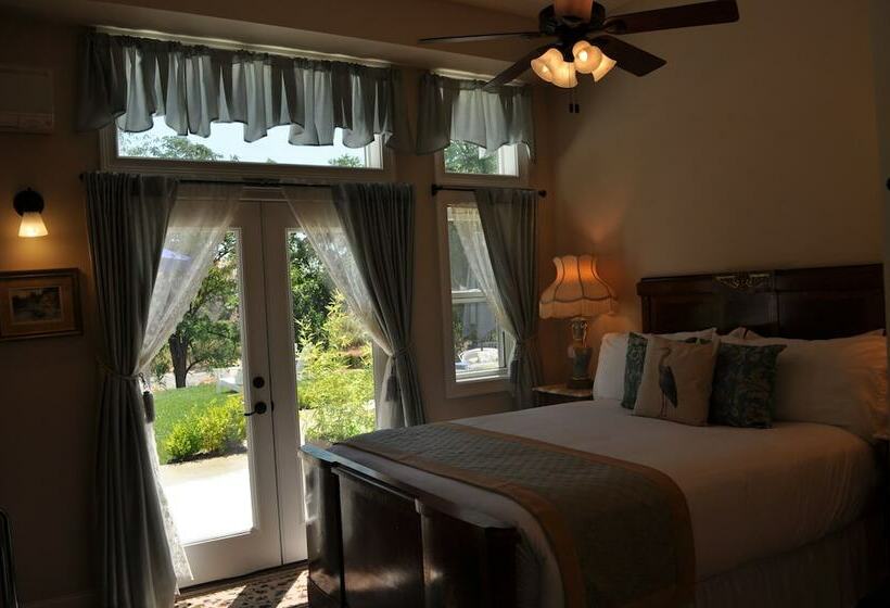 جناح, The River Belle Inn