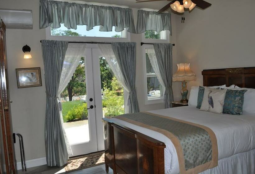 جناح, The River Belle Inn