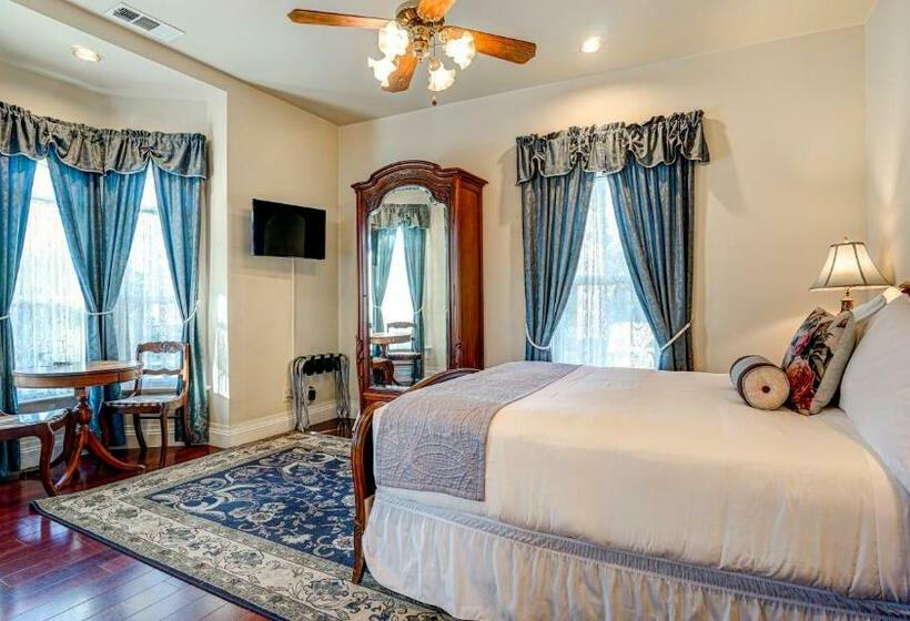 جناح, The River Belle Inn