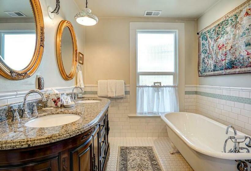 جناح, The River Belle Inn