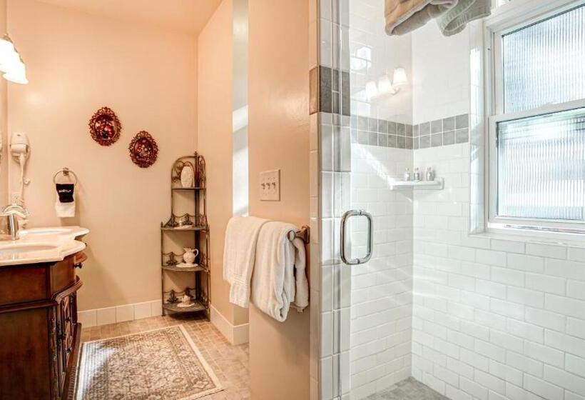 جناح سرير كينج, The River Belle Inn