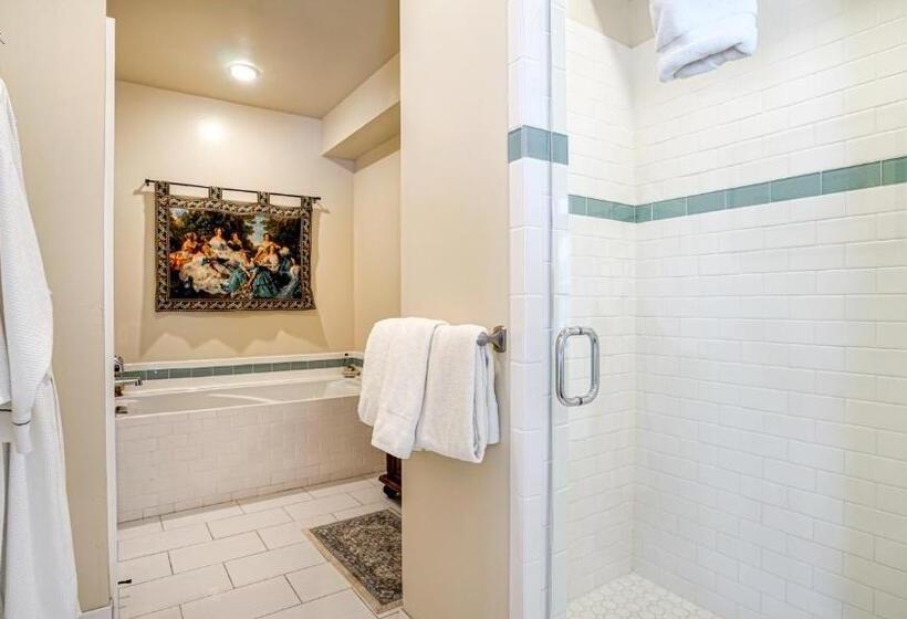 جناح ديلوكس, The River Belle Inn