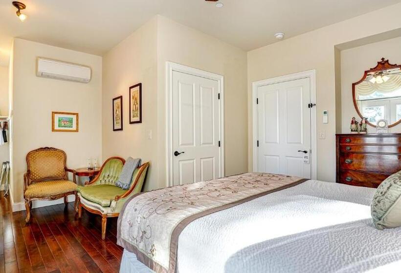 جناح ديلوكس, The River Belle Inn