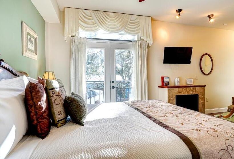 جناح ديلوكس, The River Belle Inn