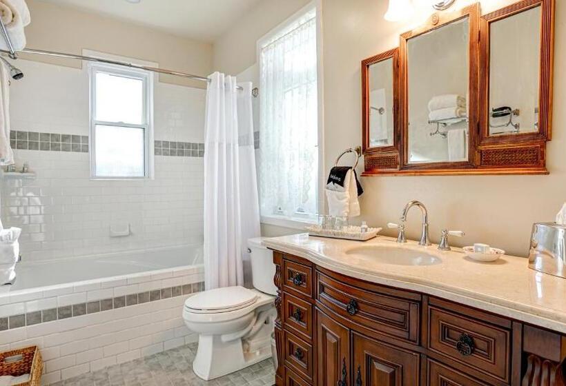 جناح مزوَّد بشرفة, The River Belle Inn