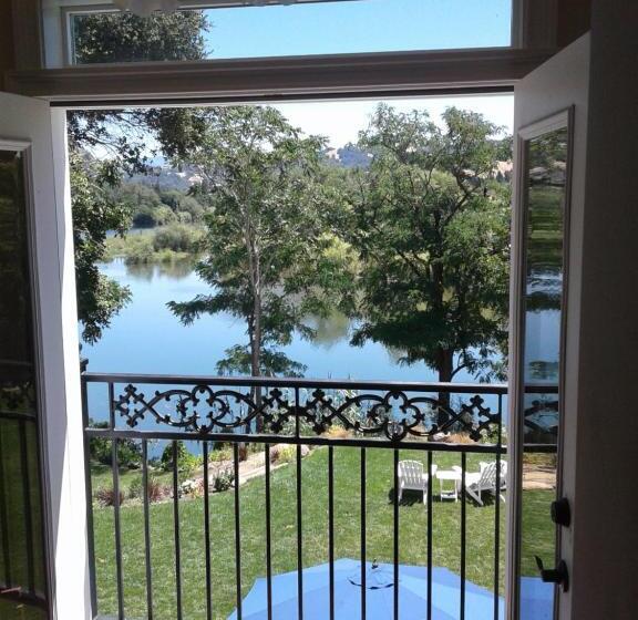 جناح مطل على البحر, The River Belle Inn