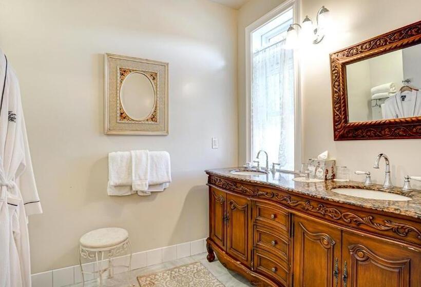 جناح مطل على البحر, The River Belle Inn