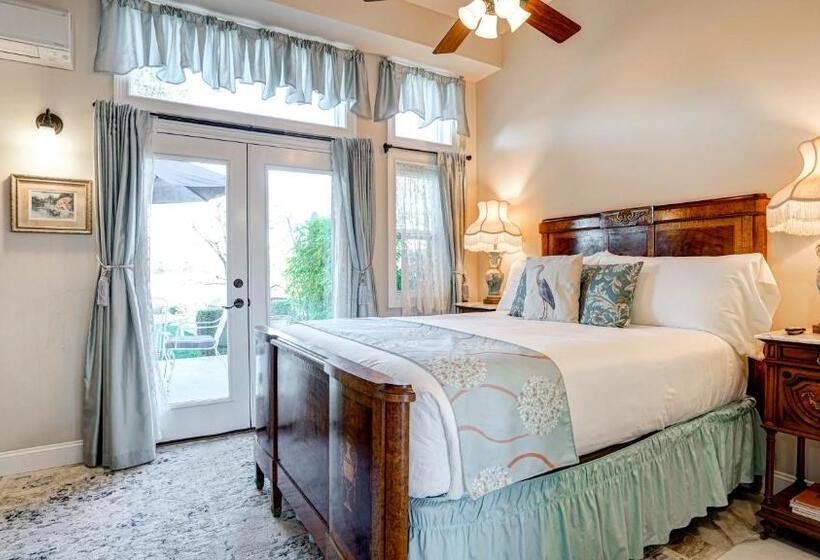 جناح مزود بتراس, The River Belle Inn