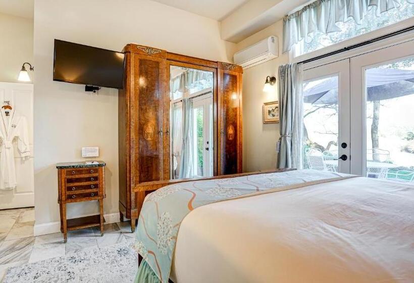 جناح مزود بتراس, The River Belle Inn