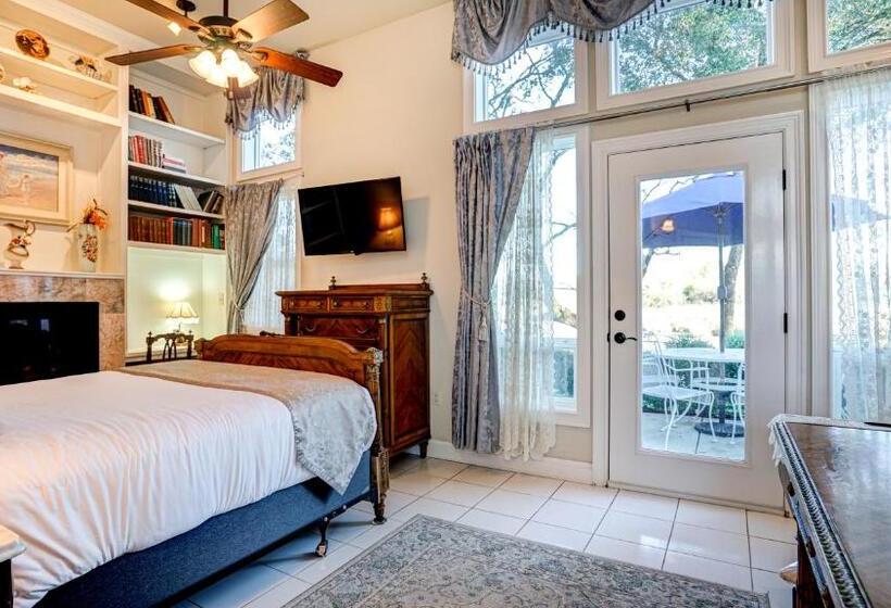 جناح مزود بتراس, The River Belle Inn