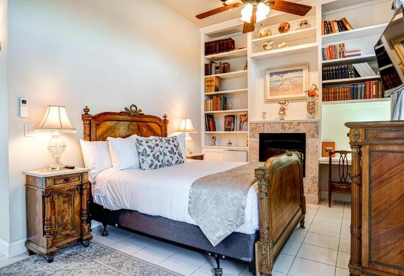 جناح مزود بتراس, The River Belle Inn