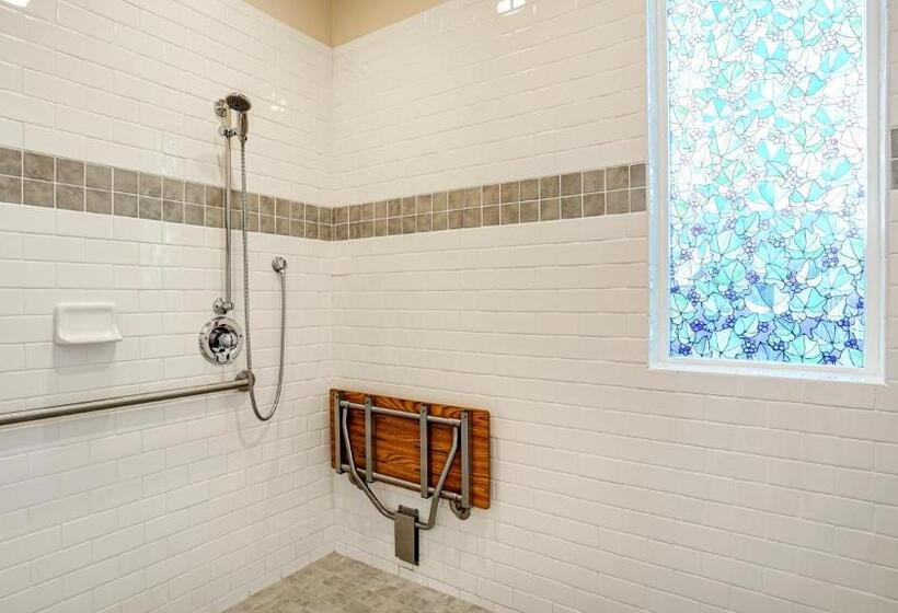 جناح مزود بتراس, The River Belle Inn