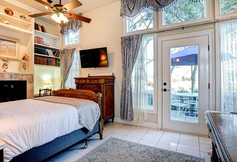 جناح, The River Belle Inn