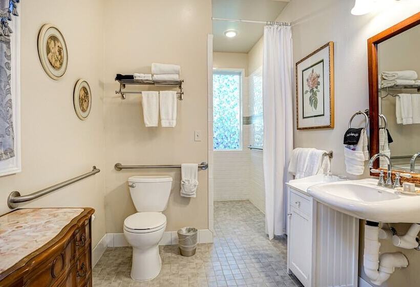 جناح, The River Belle Inn