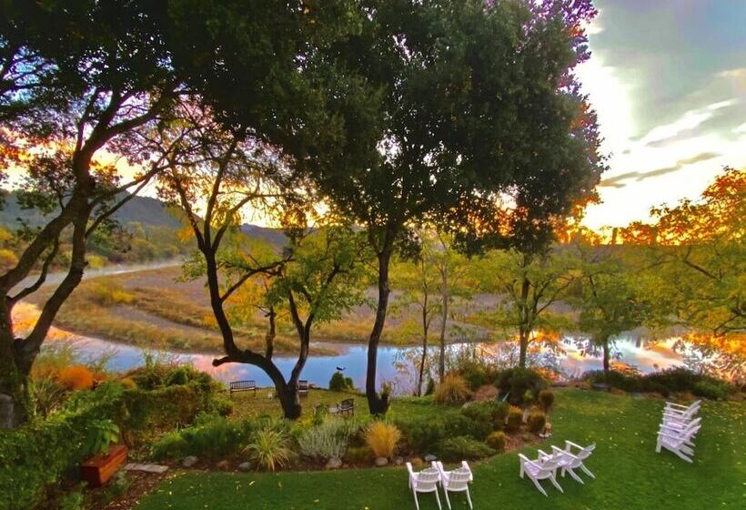 جناح, The River Belle Inn