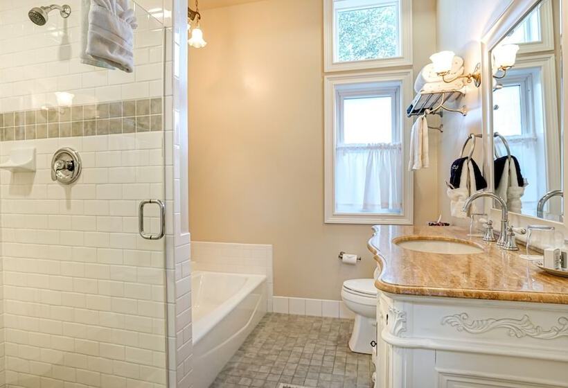 جناح, The River Belle Inn