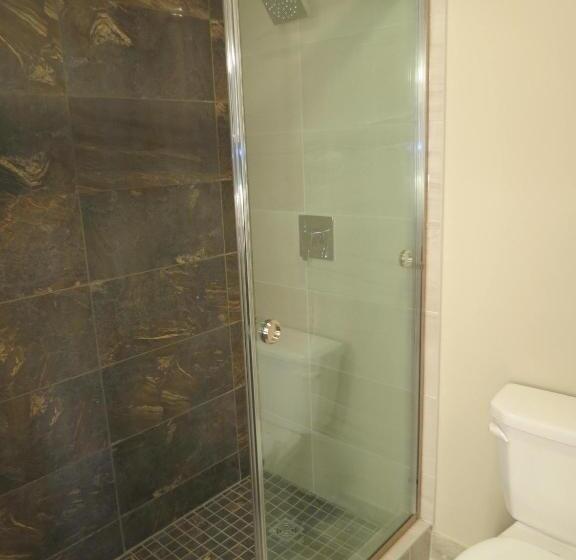 Suite with lake view, Edgewater Hotel And Suites