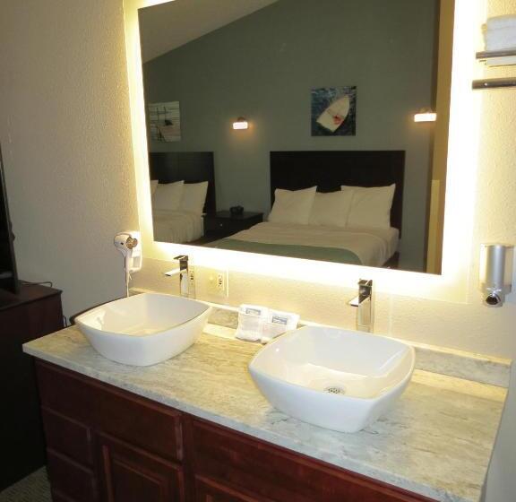 Suite with lake view, Edgewater Hotel And Suites