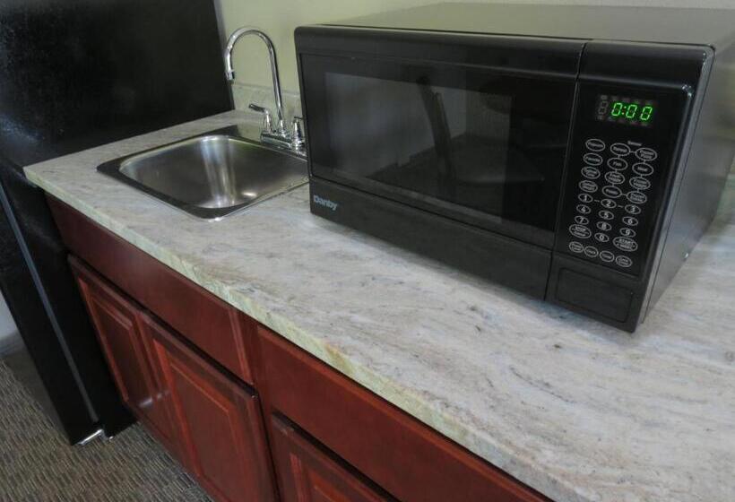 Suite with lake view, Edgewater Hotel And Suites