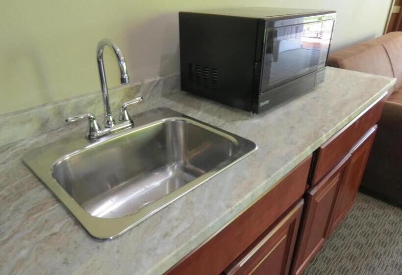 Suite with lake view, Edgewater Hotel And Suites