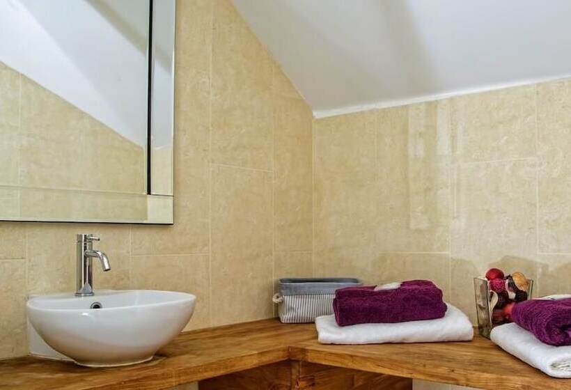 1 Bedroom Apartment Lake View, Canada Lodge And Lake