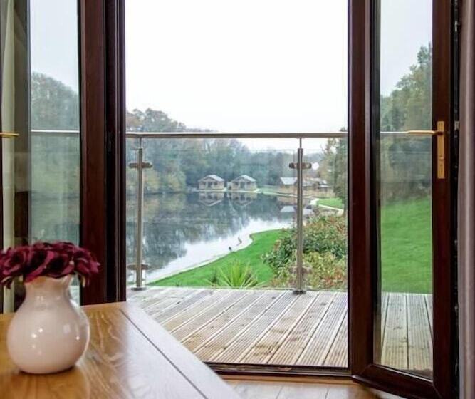 1 Bedroom Apartment Lake View, Canada Lodge And Lake
